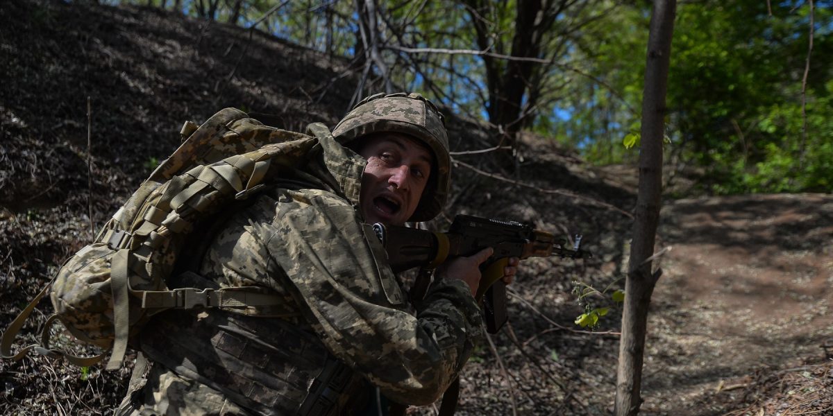 Ucraina: Veteranii avertizează NATO despre discrepanța dintre experiența de luptă și doctrinele militare Experiența de pe front a militarilor ucraineni scoate la iveală o discrepanță majoră între cunoștințele acumulate de Kiev în război și doctrinele militare încă folosite de statele membre NATO