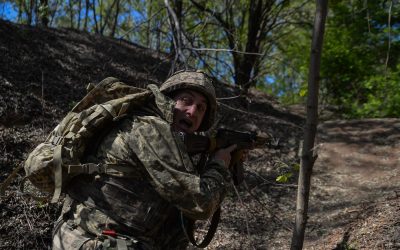 Ucraina: Veteranii avertizează NATO despre discrepanța dintre experiența de luptă și doctrinele militare Experiența de pe front a militarilor ucraineni scoate la iveală o discrepanță majoră între cunoștințele acumulate de Kiev în război și doctrinele militare încă folosite de statele membre NATO