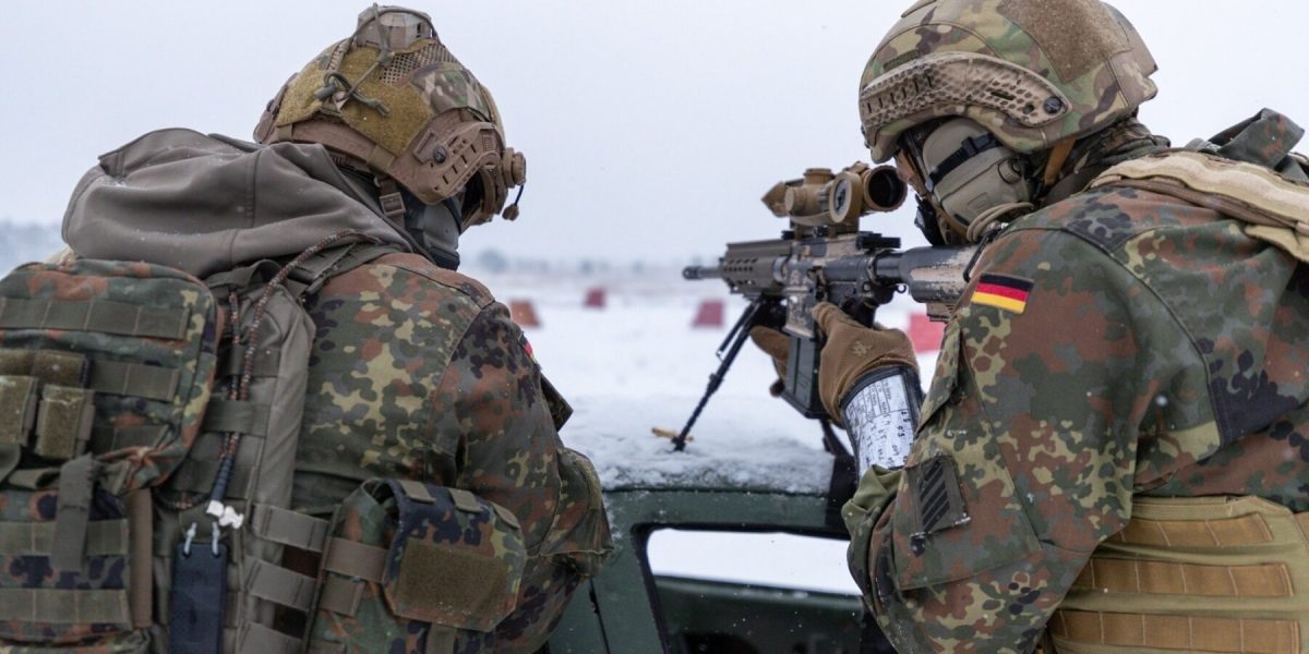 BERLINUL CLARIFICĂ O NOUĂ LEGE CARE OBLIGĂ BĂRBAȚII GERMANI SĂ OBȚINĂ APROBARE PENTRU A PĂRĂSI ȚARA Bărbații germani cu vârste între 18 și 46 de ani ar putea fi obligați să obțină aprobarea autorităților militare dacă intenționează să călătorească în afara țării pentru mai mult de trei luni