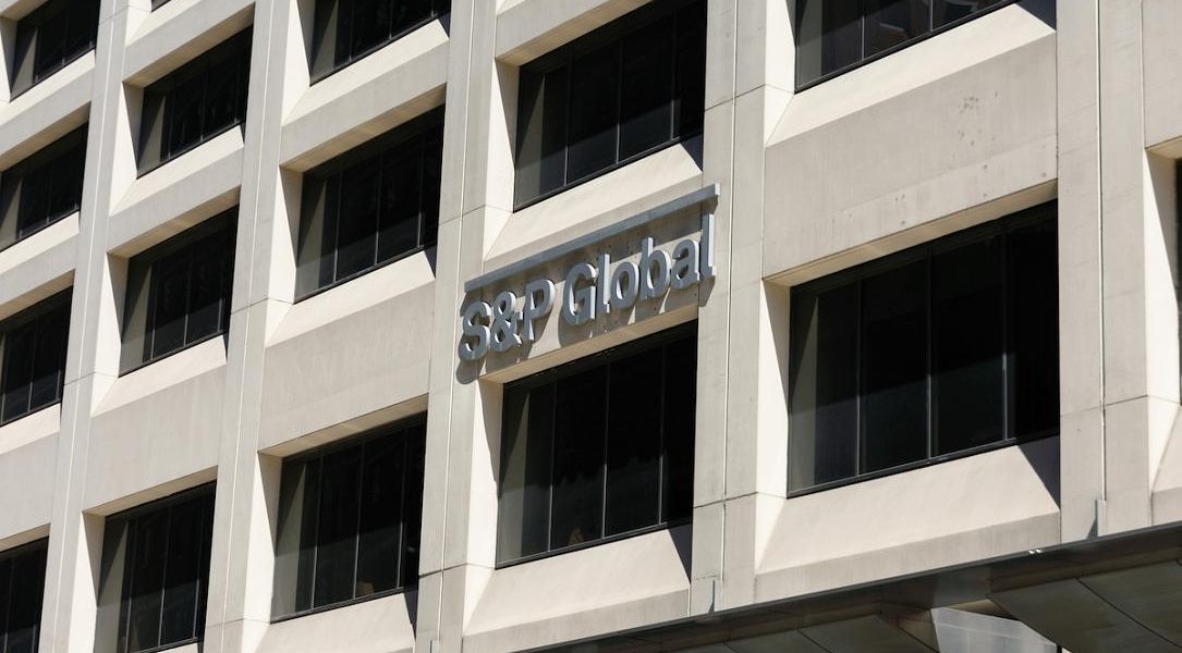 S&P menține ratingul României, dar vede perspective negre pentru economie