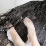 E PAȘTE! Te poți spăla pe cap? Superstiții și ce spun preoții din România