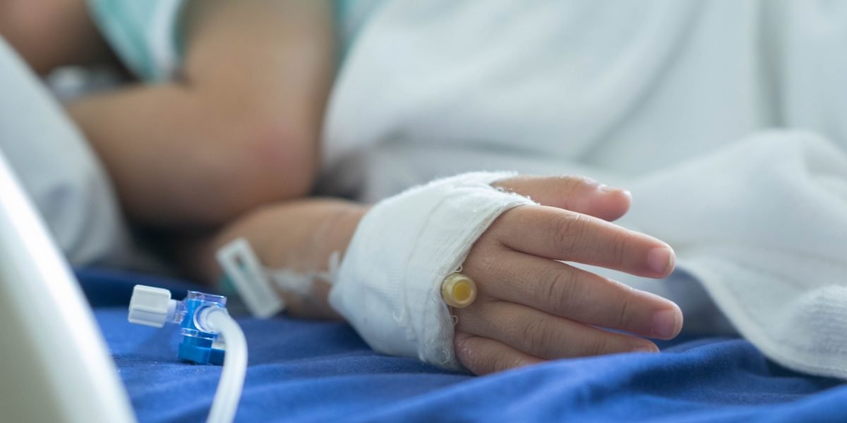 Sute de copii, infectați cu HIV din cauza seringilor refolosite