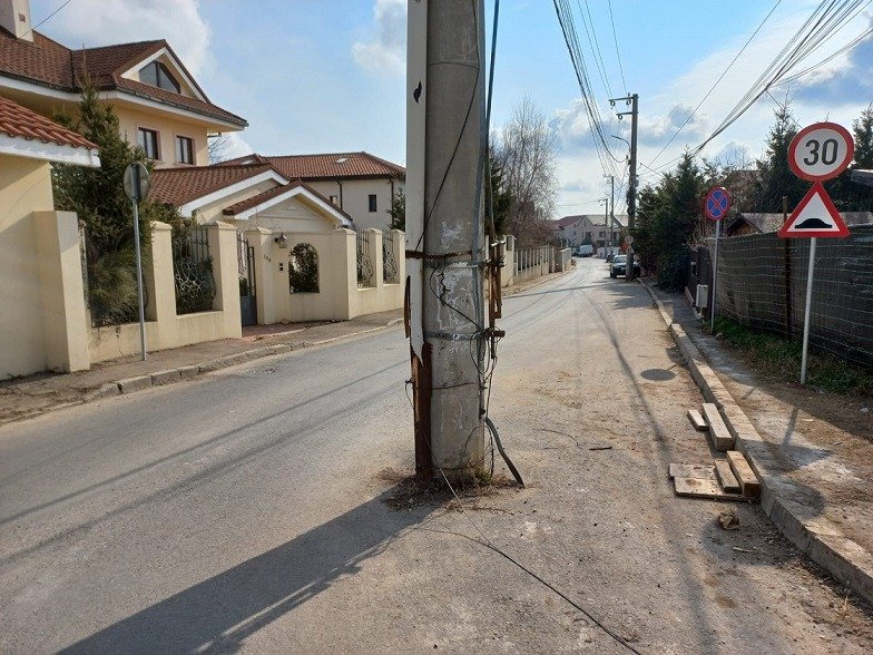 Un asalt al ruginii: PMB demontează zeci de stâlpi de iluminat vechi din Capitală Bucureștenii au început să scape de o parte din moștenirea lăsată de zeci de ani de nepăsare