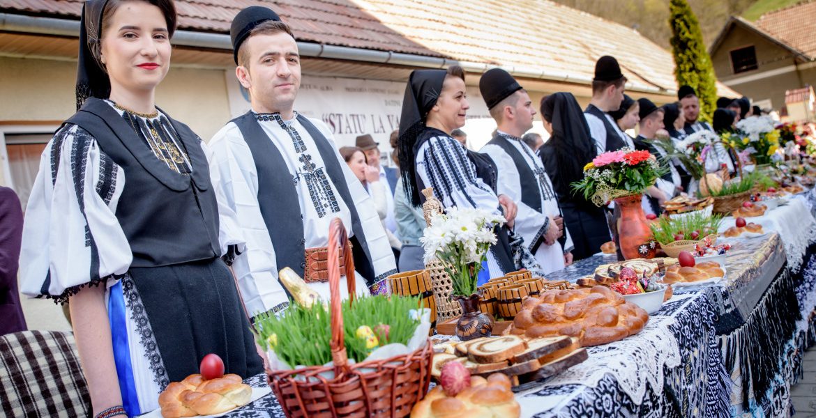 Statu la vase de-a lungul timpului: Tradiția pascală revine în România