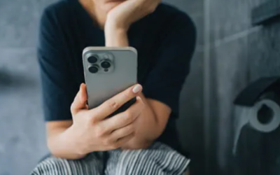 Stai pe wc cu telefonul? Medicii avertizează: 10 minute maxim, altfel…