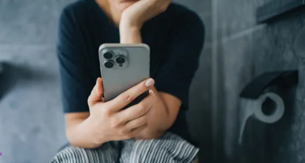 Stai pe wc cu telefonul? Medicii avertizează: 10 minute maxim, altfel…