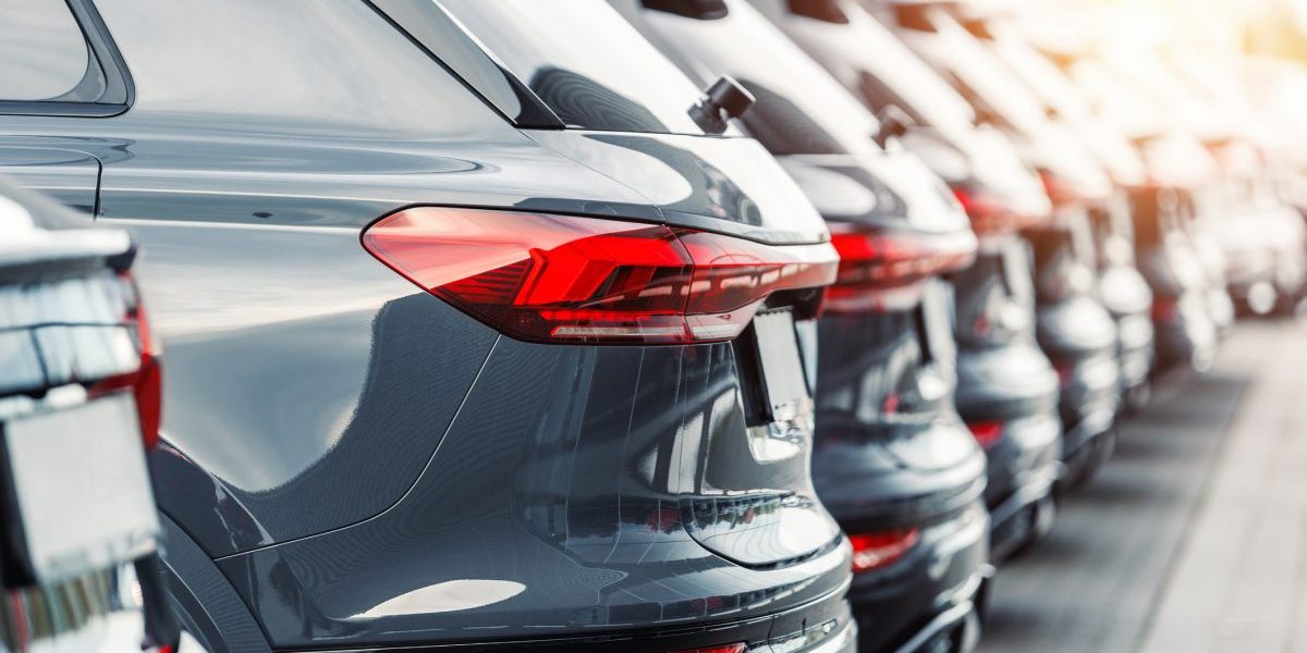 Piața auto din România începe anul 2026 cu o serie de schimbări majore, marcate de o creștere a preferinței pentru SUV-uri și mașini electrificate, în timp ce dieselul pierde teren