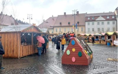 Târgul de Paști din Sibiu și-a deschis porțile pe ploaie, dar cu o atmosferă caldă SIBIU – Piața Mare din Sibiu a găzduit vineri, 3 aprilie, deschiderea oficială a ediției din acest an a Târgului de Paști