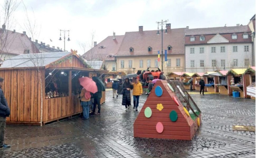 Târgul de Paști din Sibiu și-a deschis porțile pe ploaie, dar cu o atmosferă caldă SIBIU – Piața Mare din Sibiu a găzduit vineri, 3 aprilie, deschiderea oficială a ediției din acest an a Târgului de Paști