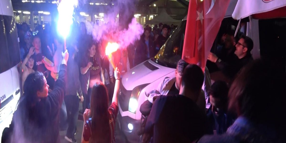 În Trabzon, sărbătoare după victoria lui Trabzonspor în fața lui Galatasaray Orașul turc Trabzon a explodat în bucurie după ce echipa locală Trabzonspor a învins pe Galatasaray cu scorul de 2-1, în cadrul etapei a 28-a din Super Lig