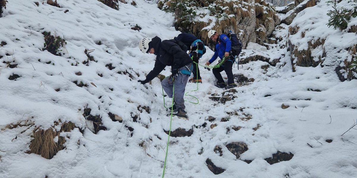 Turiști blocați în Piatra Craiului, salvați de jandarmii montani