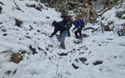 Turiști blocați în Piatra Craiului, salvați de jandarmii montani