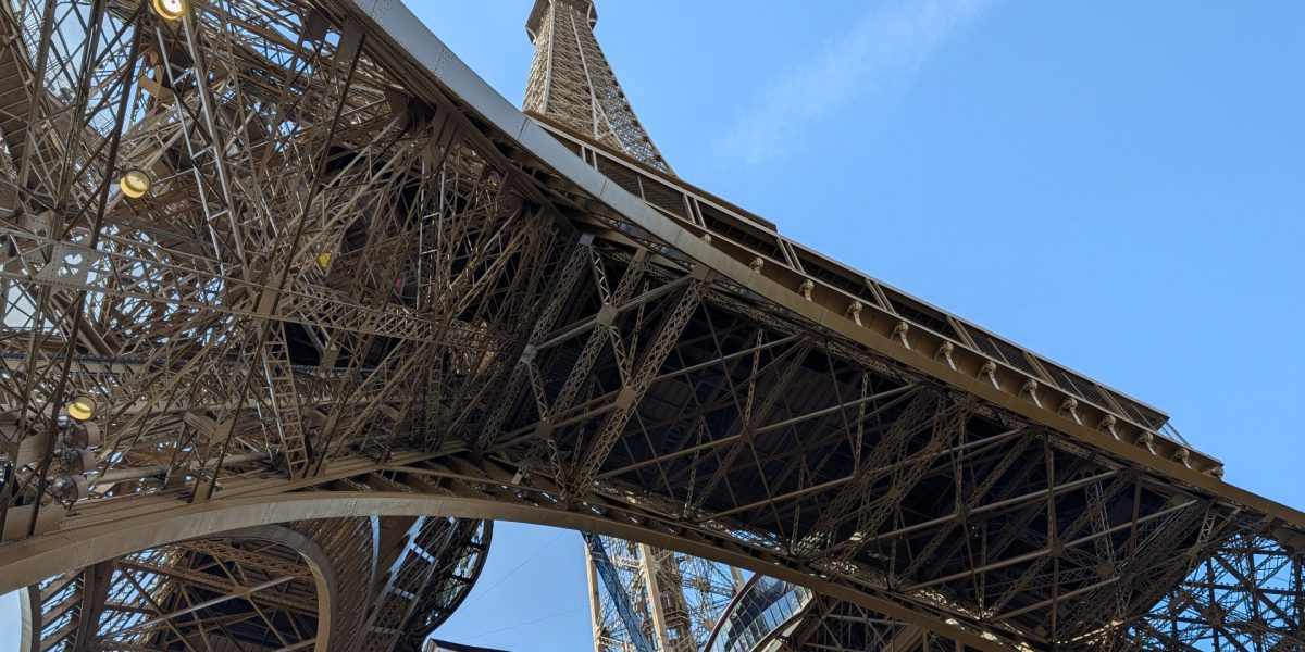 Bucăți originale din Turnul Eiffel, scoase la licitație la Paris