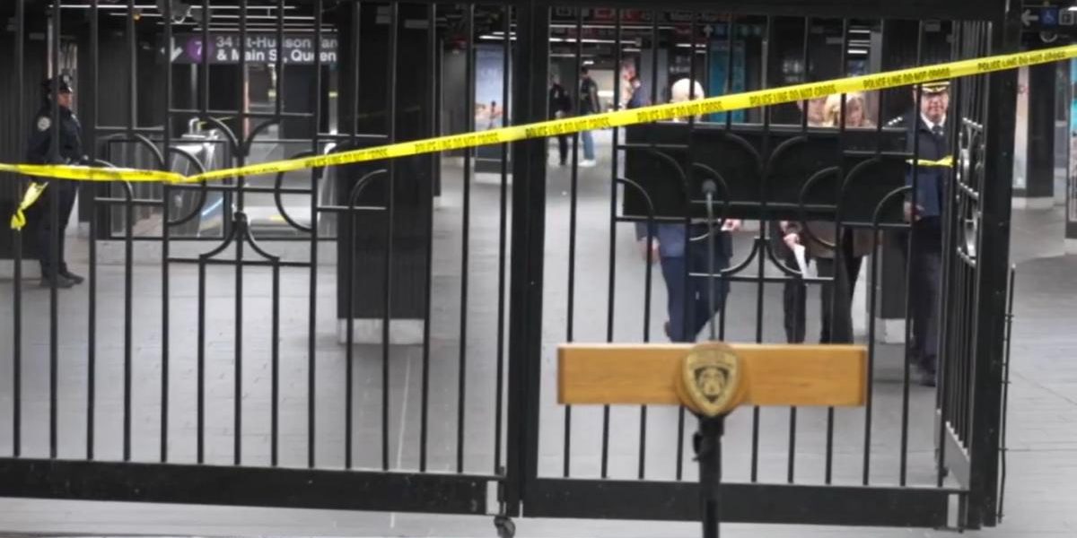 Bărbat împușcat mortal de polițiști la metroul din New York după atac cu cuțit