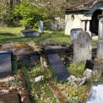 Vandalism la Reghin: Monumente funerare distruse în cimitirul evreiesc