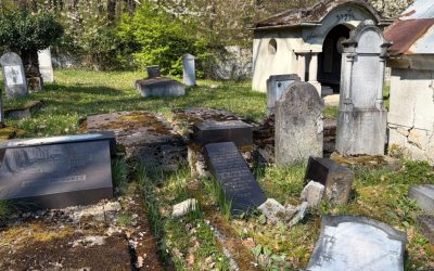Vandalism la Reghin: Monumente funerare distruse în cimitirul evreiesc