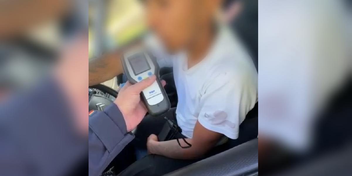 Șofer începător din Brașov, reținut beat. A „tocat” o sticlă de whiskey și beri