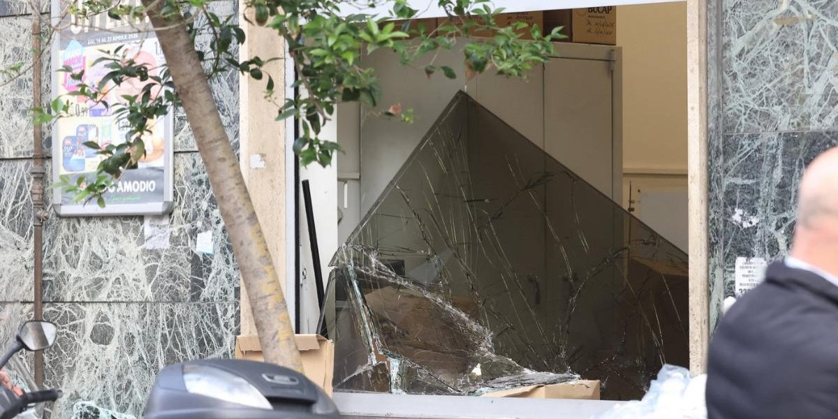 Jaf sângeros la o bancă în Napoli: Imagini cutremurătoare. Ce au furat hoții