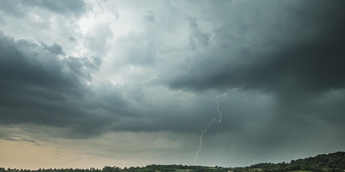 Cod galben de vreme severă în România: Ploi torențiale și vijelii până noaptea