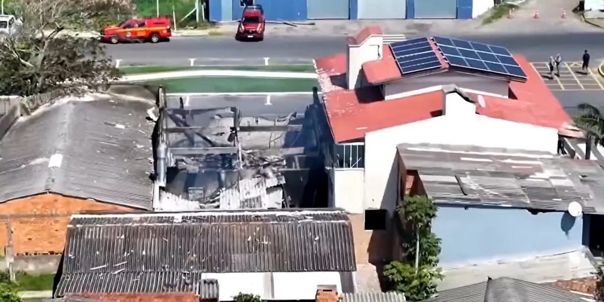 Un avion privat s-a prăbușit peste un restaurant din Brazilia, ucigând patru persoane Un avion privat s-a prăbușit vineri peste un restaurant din orașul CAPÃO DA CANOA, în sudul BRAZILIEI, provocând moartea tutururor celor patru persoane aflate la bord