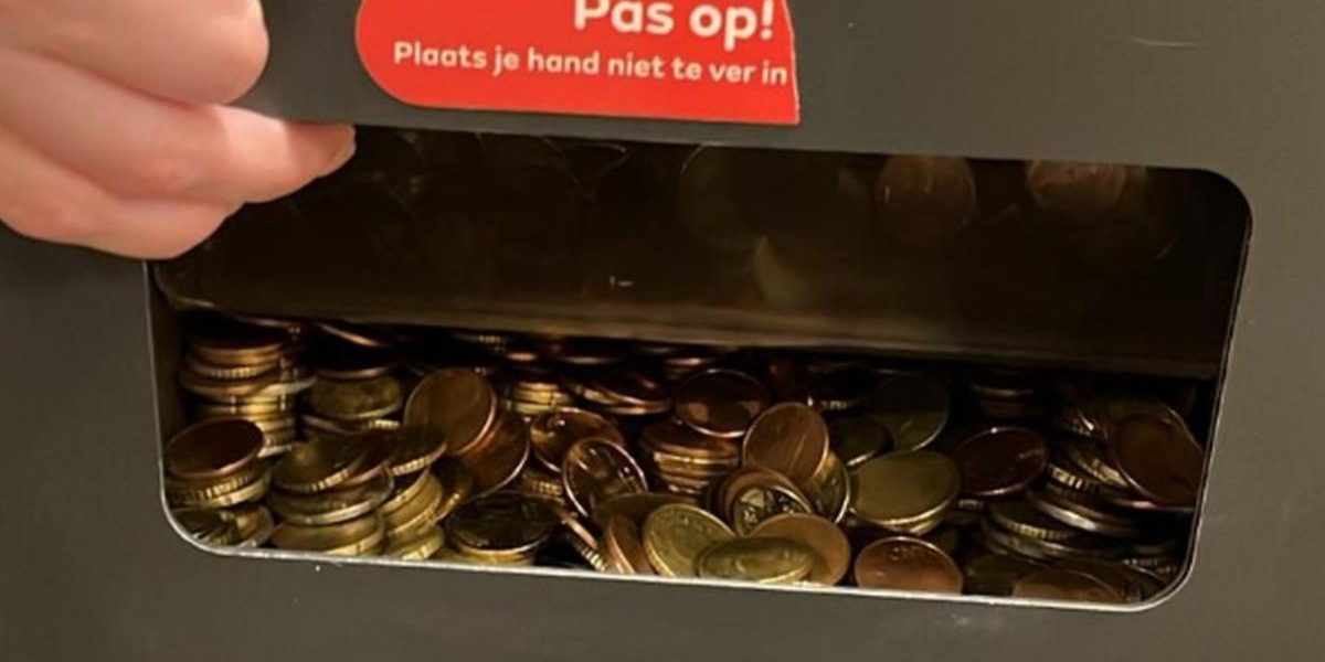 Bancomat din Rotterdam, surpriză! A început să „scuipe” bani, dar oamenii nu s-au atins