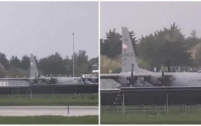 Bărbat, arestat după ce a atacat un avion militar american cu pumnii, filmat