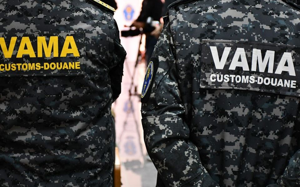 Echipele mobile ale vămilor au confiscat articole de îmbrăcăminte în valoare de peste 3,1 milioane de lei Un transport de articole de îmbrăcăminte, suspectate de încălcarea drepturilor de proprietate intelectuală, a fost interceptat de autoritățile vamale din Timișoara