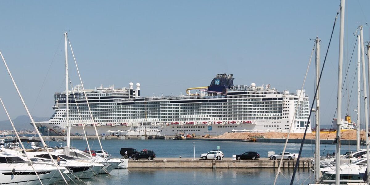 Vas de croazieră, spectacol prin Ormuz: Prima navă civilă, sfidare în zona de război