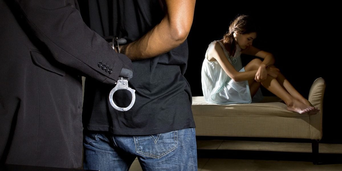 Profesor de Engleză din Munteni, Reținut pentru Agresiune Sexuală Asupra Elevilor Un profesor de limba engleză din Munteni, județul Galați, a fost reținut pentru 24 de ore de către poliție, fiind acuzat de agresiune sexuală și tentativă de agresiune sexuală