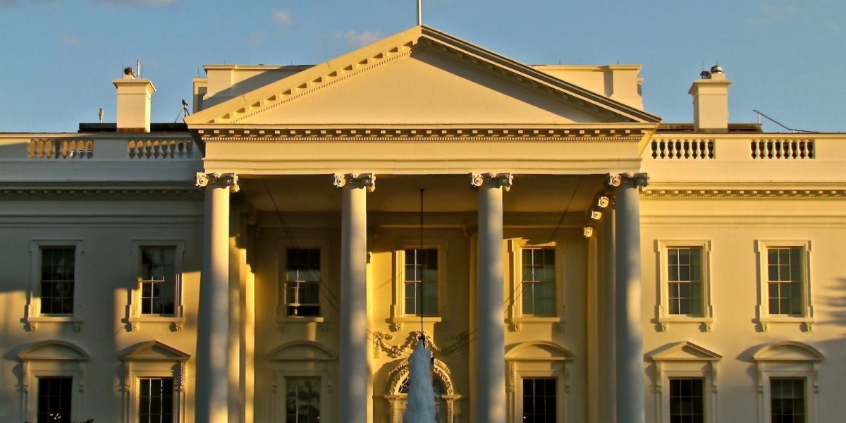 Casa Albă a emis un avertisment clar către personalul său, interzicând utilizarea informațiilor guvernamentale nepublice pentru pariuri pe platforme online de predicții