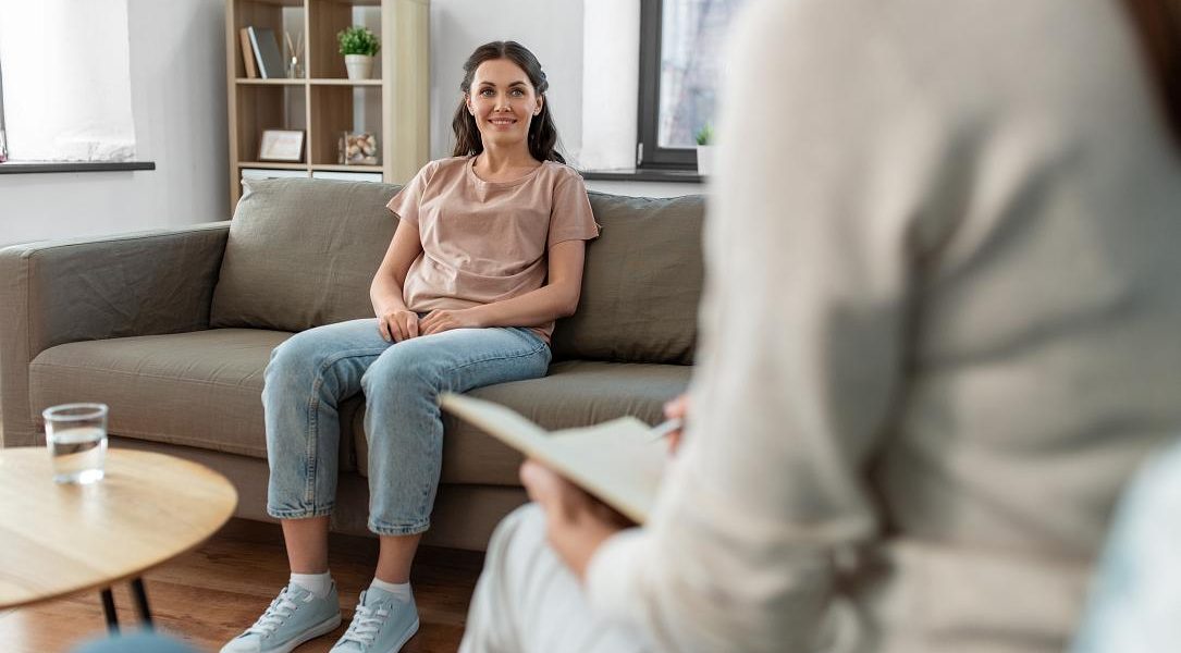 O lege care oferă consiliere psihologică gratuită părinților și tutorilor copiilor cu autism sau sindrom Down a fost adoptată