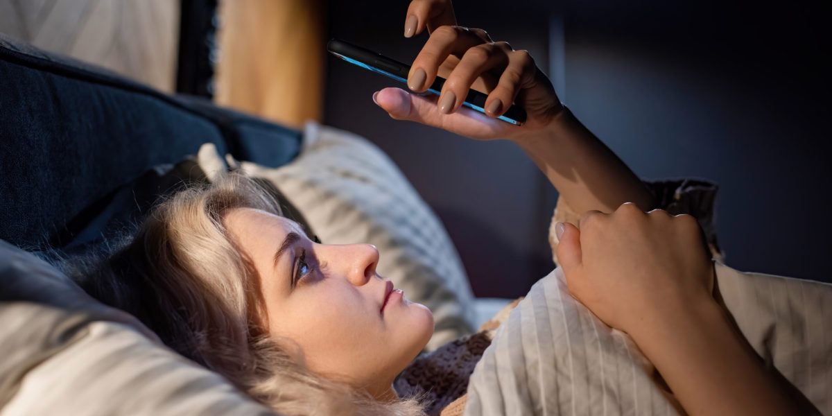 Oamenii petrec ore bune în fiecare zi cu ochii lipiți de telefoane