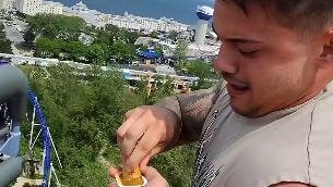 Bărbat interzis de la Cedar Point: A mâncat nugget pe roller coaster!