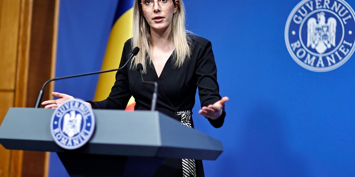Un ministru USR, despre demisia miniștrilor PSD: „Adu decența!”