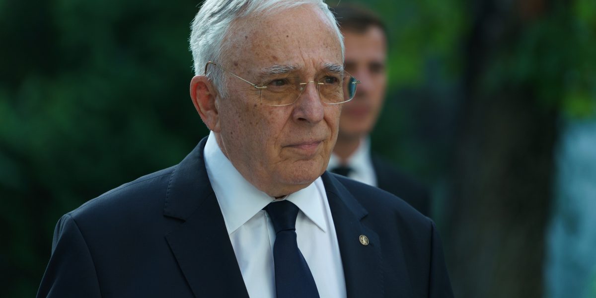 Isărescu spulberă mitul cursului „ținut artificial": Am cumpărat valută, nu am vândut. „Dacă am fi lăsat surplusul de rezervă în piața valutară, euro s-ar fi făcut 4,4 lei”