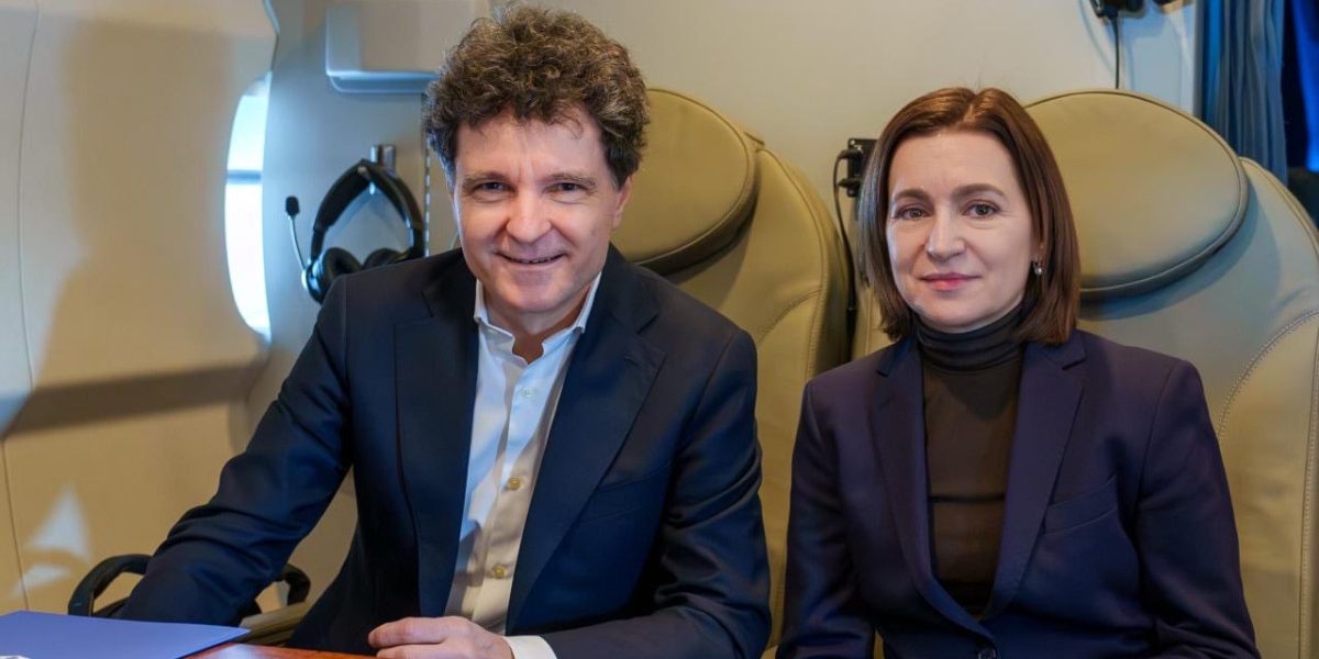 Nicușor Dan și Maia Sandu, mesaj din avion: Spre Armenia, la summit-ul de la Erevan