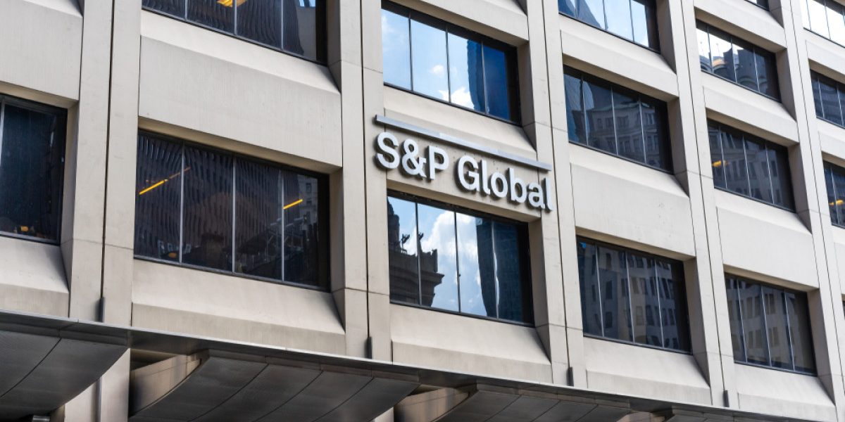 România evită retrogradarea, dar S&P Global avertizează: Criză prelungită, riscuri mari
