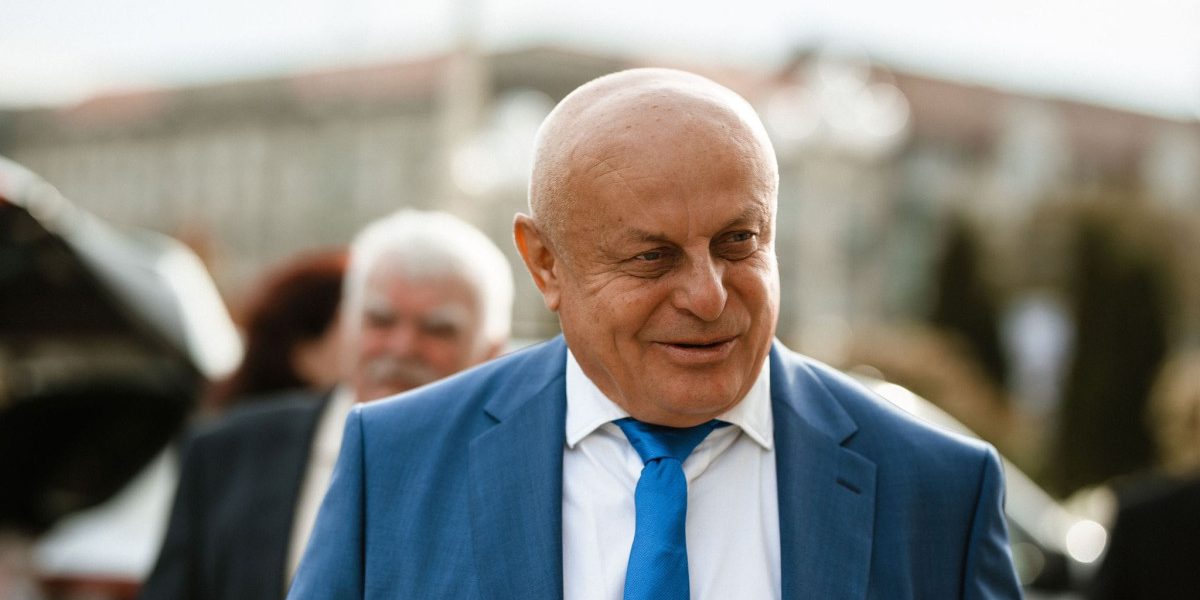 Fostul șef al Direcției Silvice Arad, obligat să returneze bonusul de pensionare