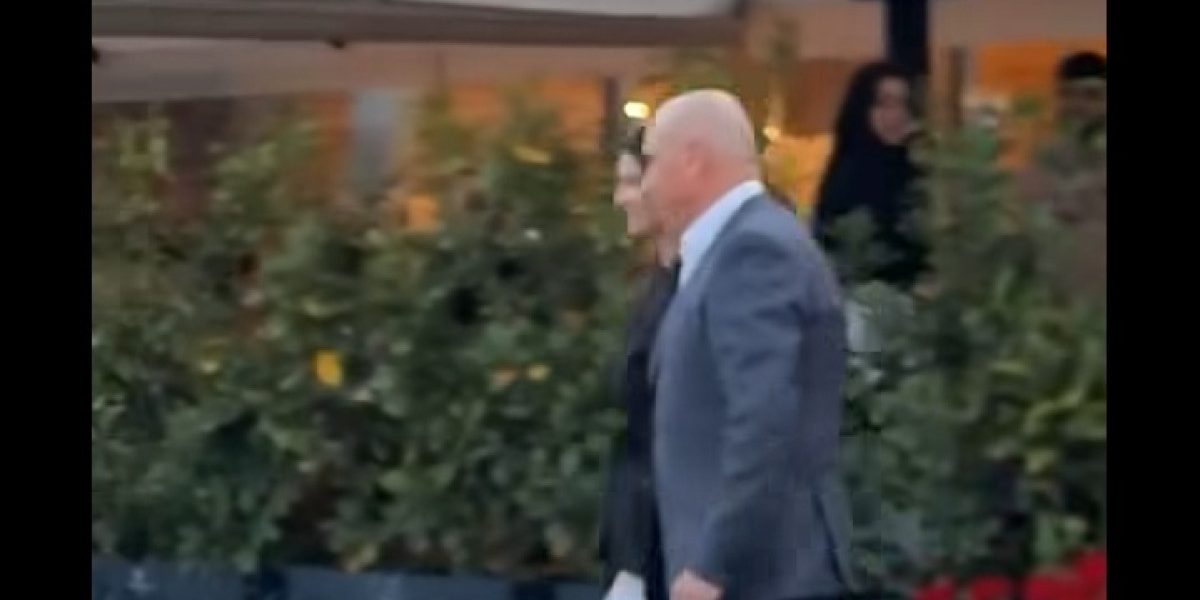 Bolojan, ovaționat la Oradea: Premierul a ieșit zâmbitor dintr-un restaurant