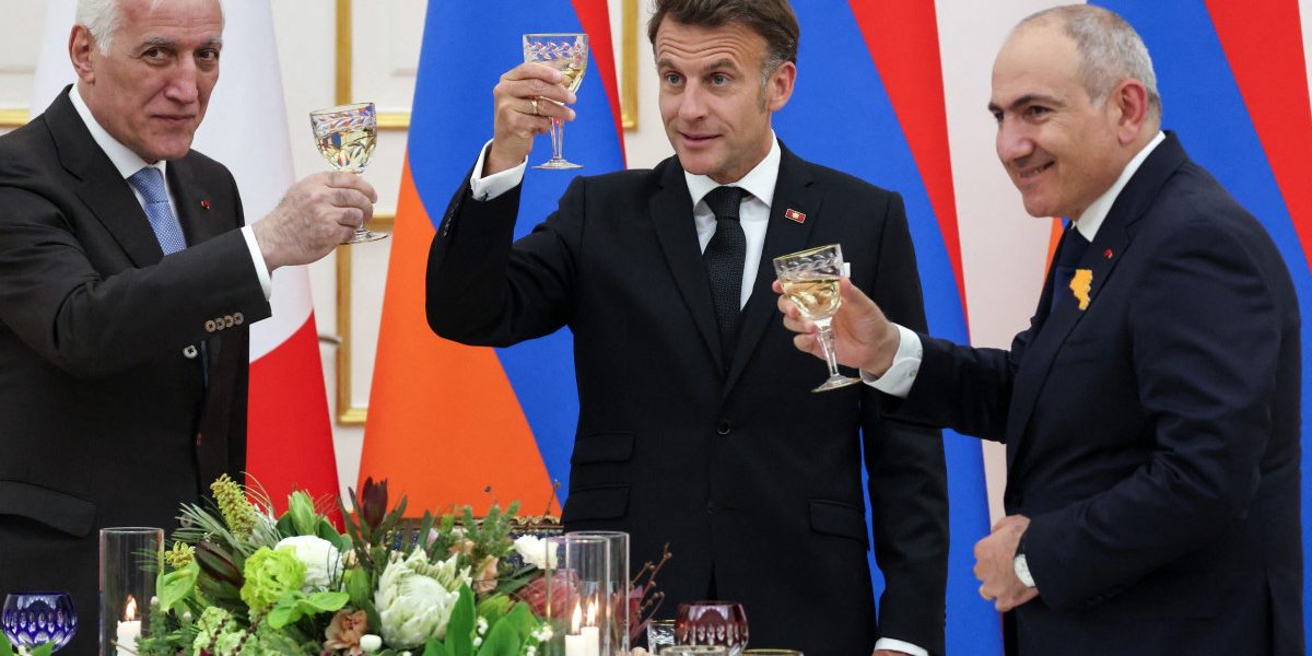 Macron, spectacol muzical cu premierul armean: Aznavour pe acorduri de tobe