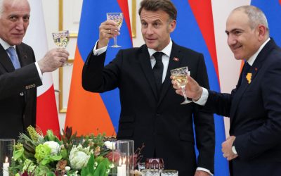 Macron, spectacol muzical cu premierul armean: Aznavour pe acorduri de tobe