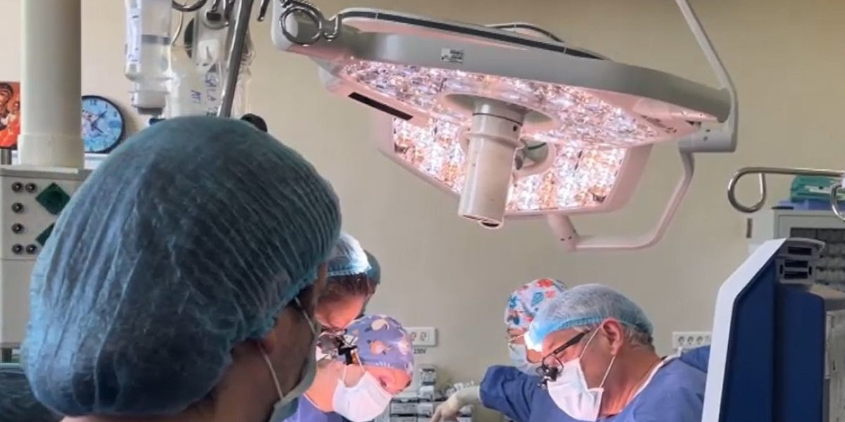 Operațiune-maraton în România: O fetiță de un an salvată printr-un transplant hepatic rar