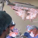 Operațiune-maraton în România: O fetiță de un an salvată printr-un transplant hepatic rar