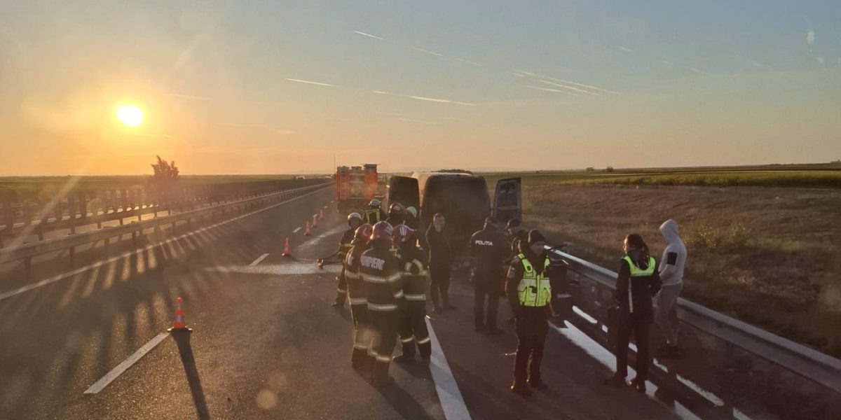 Incendiu violent pe A1, lângă Pecica: O autoutilitară a ars ca o torță
