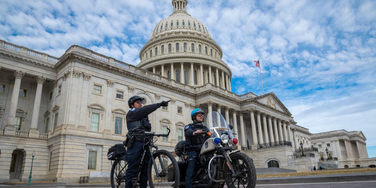 Polițiștii de la Capitoliu atacă în instanță fondul lui Donald Trump de 1,8 miliarde dolari