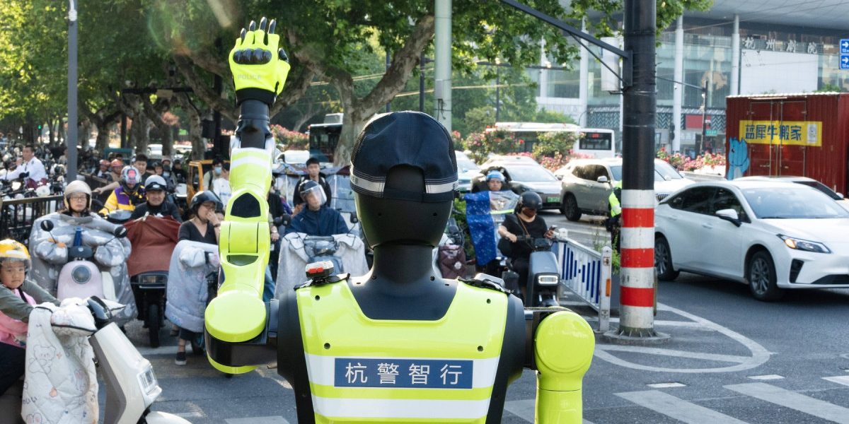 Roboți UMANOZI dirijează traficul în China: Revoluție pe șosele