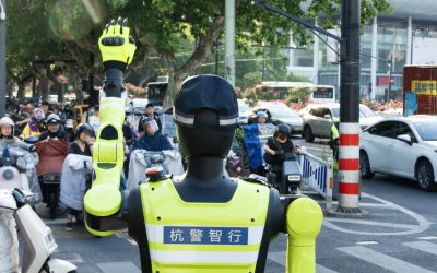 Roboți UMANOZI dirijează traficul în China: Revoluție pe șosele