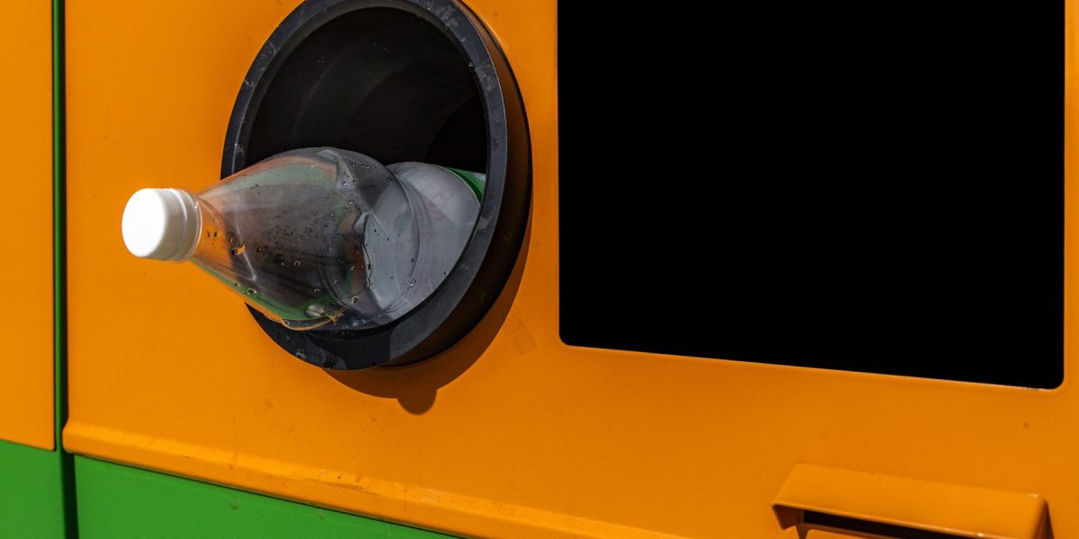 Record mondial la reciclare: Un bărbat a introdus 8.000 de sticle în opt ore