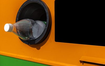 Record mondial la reciclare: Un bărbat a introdus 8.000 de sticle în opt ore