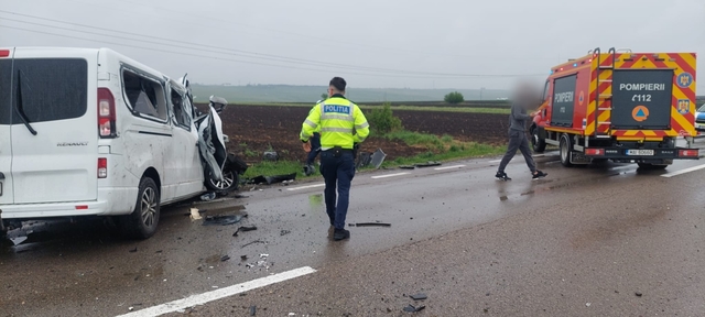Accident grav la Suceava: Microbuz și TIR, implicate pe DN2! Doi adulți și un copil, la spital